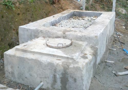 Water filtering tank